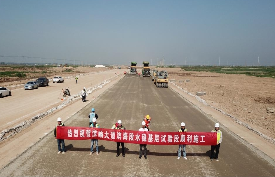 新進(jìn)展！濱響大道水穩(wěn)層開(kāi)始鋪設(shè)1.jpg
