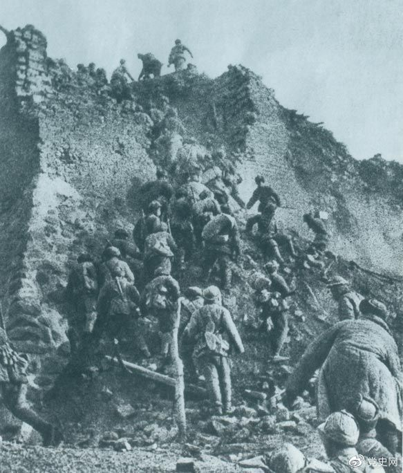 1948年12月，人民解放軍向新保安守敵發(fā)起攻擊。這是解放軍戰(zhàn)士登上新保安城頭。 